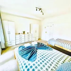 triple-room-with-private-garden-access.cambridgehotelsuk.com/